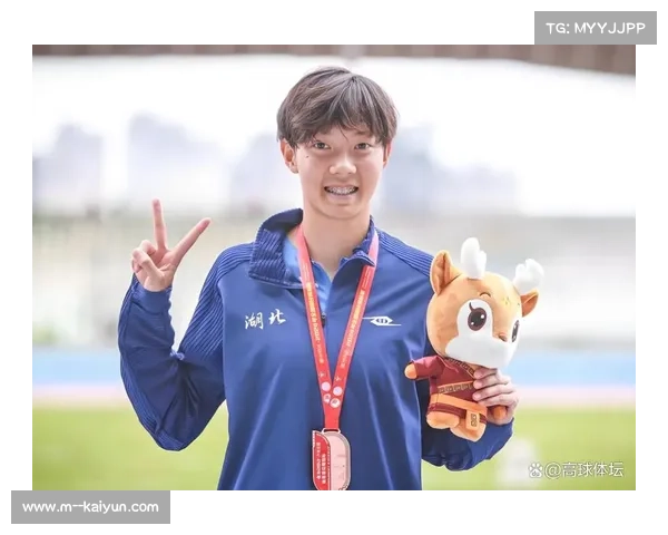 陈妤颉在全国田径大奖赛中女子200米赛场创下青年组新纪录